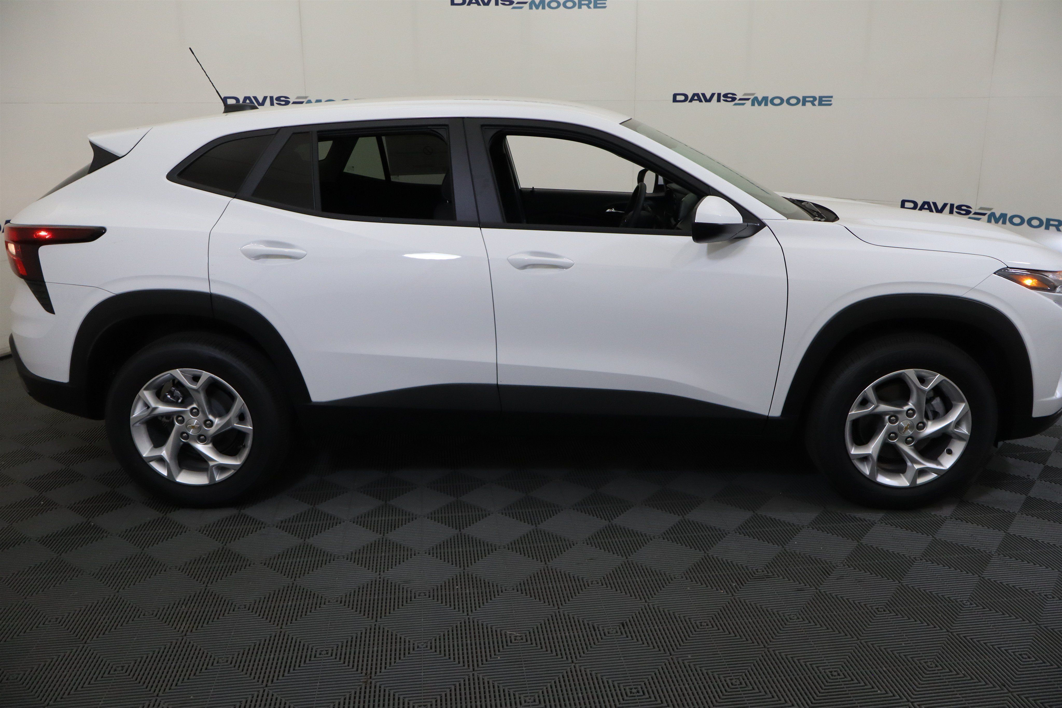 New 2026 Chevrolet Trax LS w/ LS Convenience Package FWD image 5