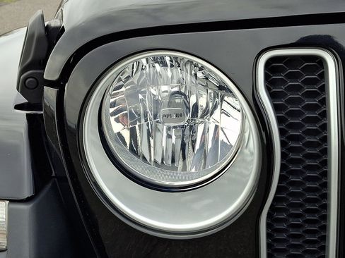 Certified 2022 Jeep Wrangler Unlimited Sahara w/ Cold Weather Group image 9