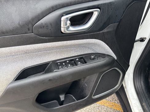 Used 2023 Jeep Compass Latitude image 28