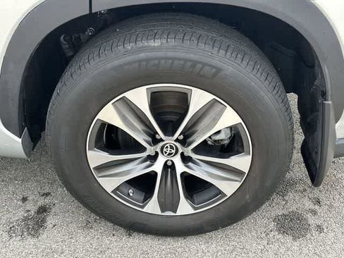 Used 2022 Toyota Highlander XLE image 5