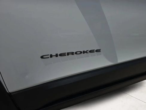 Used 2014 Jeep Cherokee Trailhawk w/ Technology Group AWD/4WD image 27