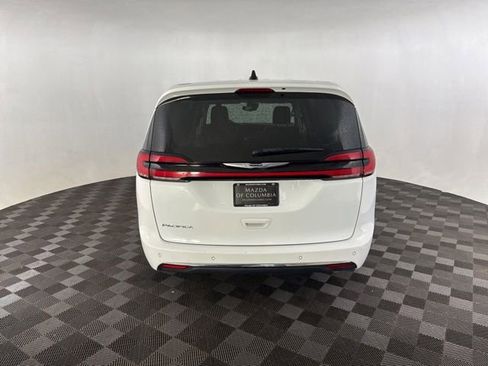 Used 2023 Chrysler Pacifica Touring-L FWD image 6