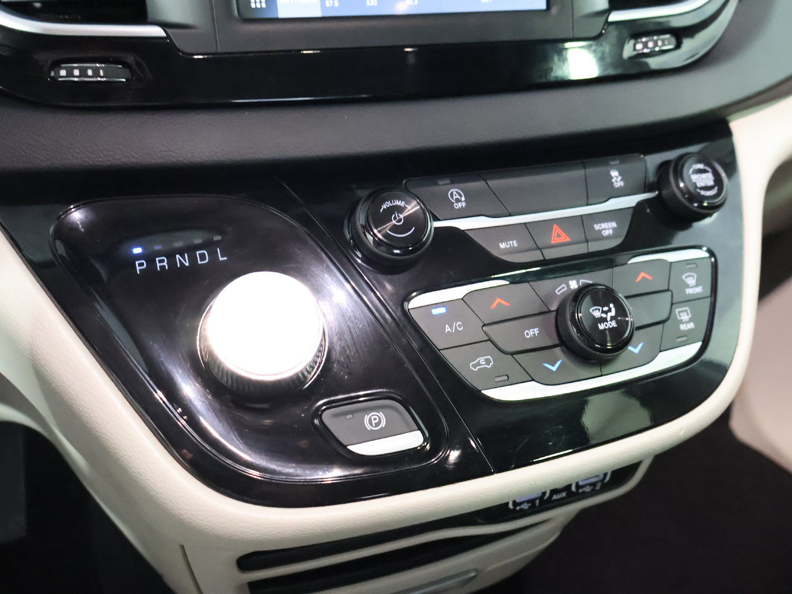 Used 2023 Chrysler Voyager LX FWD image 30