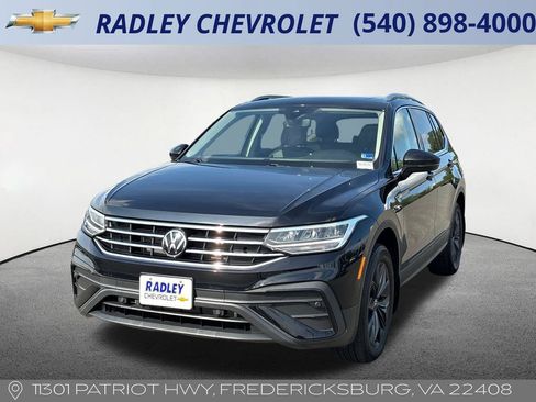 Used 2024 Volkswagen Tiguan SE w/ Panoramic Sunroof Package AWD/4WD image 1