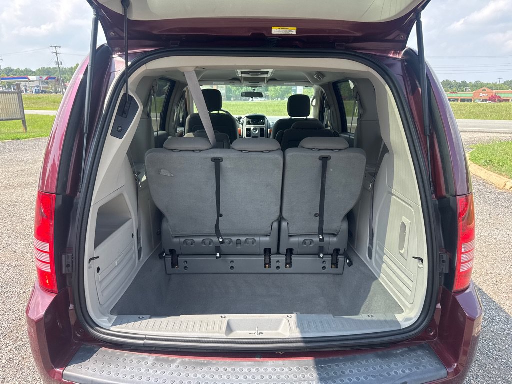 Used 2009 Chrysler Town & Country Touring FWD image 21