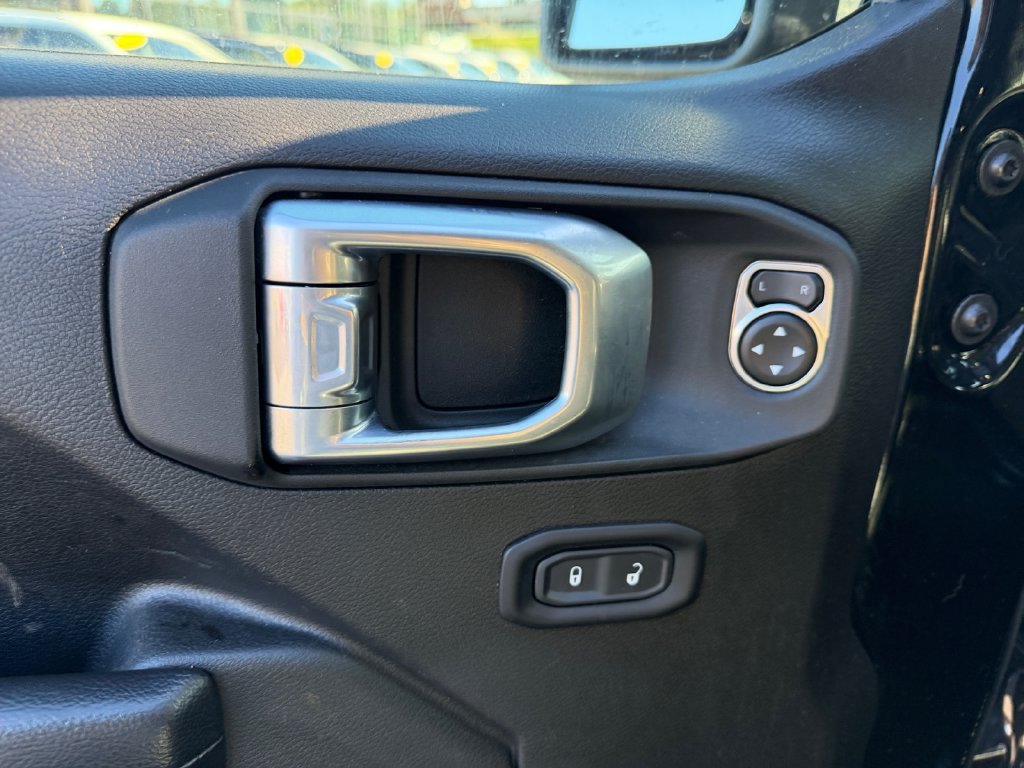 Used 2025 Jeep Wrangler Unlimited Rubicon AWD/4WD image 11