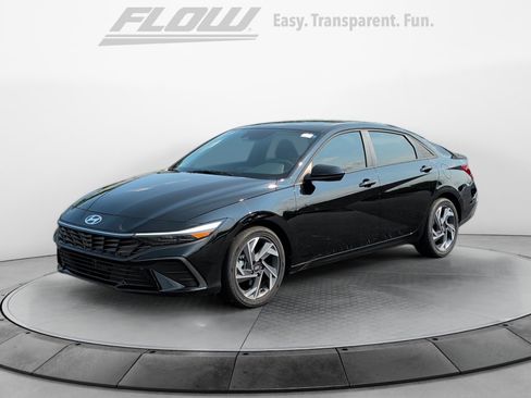 Used 2025 Hyundai Elantra SEL FWD image 3