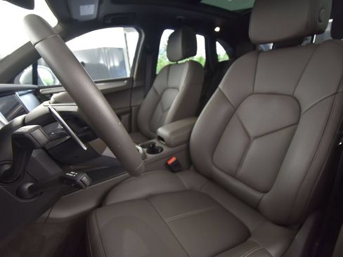 Certified 2025 Porsche Macan AWD/4WD image 5