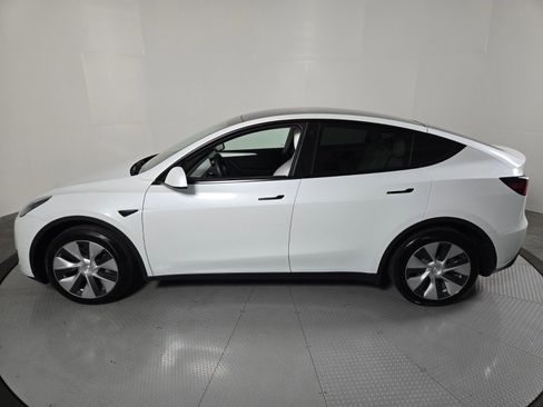 Used 2022 Tesla Model Y Long Range image 30