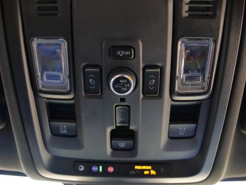 Used 2025 Chevrolet Suburban Premier image 21