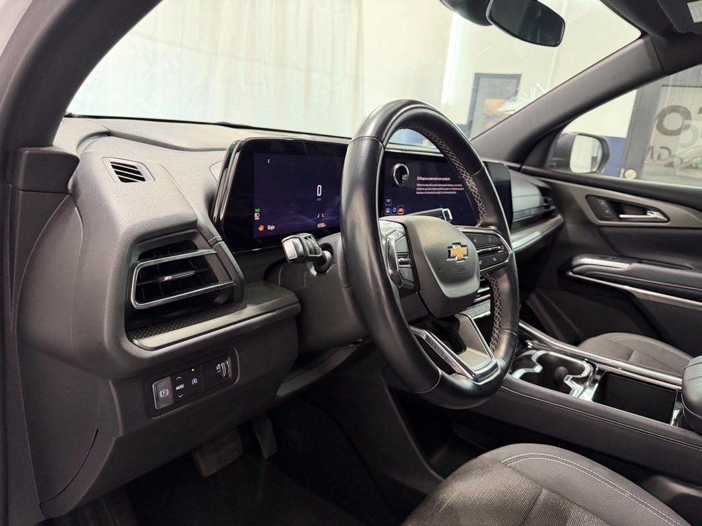 Used 2025 Chevrolet Traverse LT FWD image 15