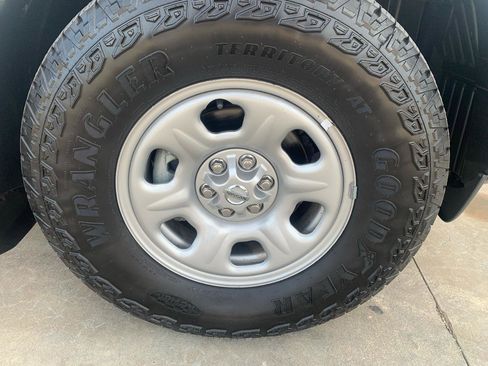 Used 2021 Nissan Frontier S image 11