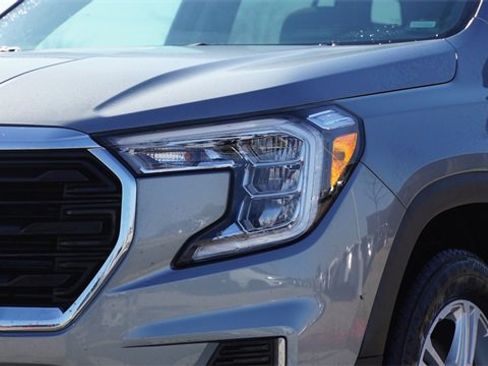 Used 2024 GMC Terrain SLE image 4