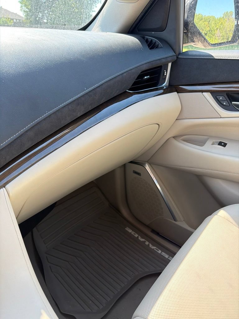 Used 2020 Cadillac Escalade Luxury AWD/4WD image 37