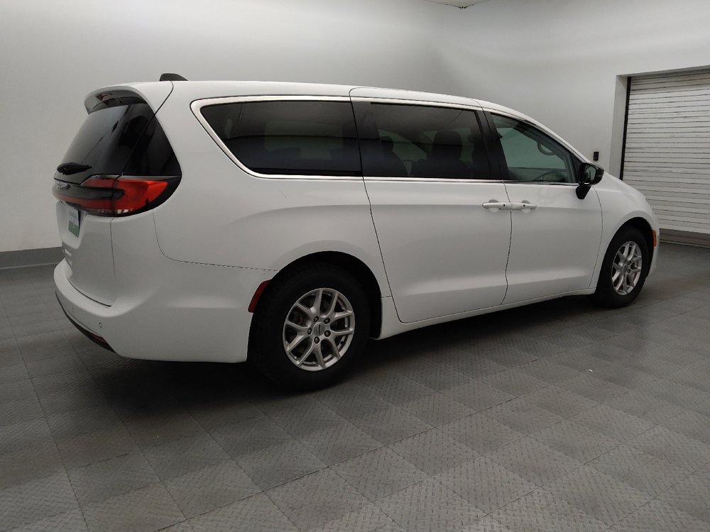Used 2024 Chrysler Pacifica Touring-L FWD image 10