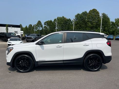 Used 2022 GMC Terrain SLE w/ Driver Convenience Package image 2