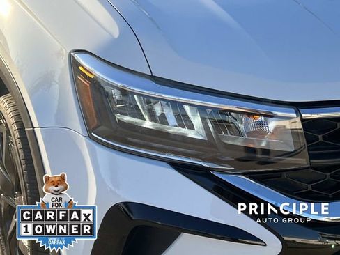 Certified 2023 Volkswagen Taos SE w/ Panoramic Sunroof Package image 9