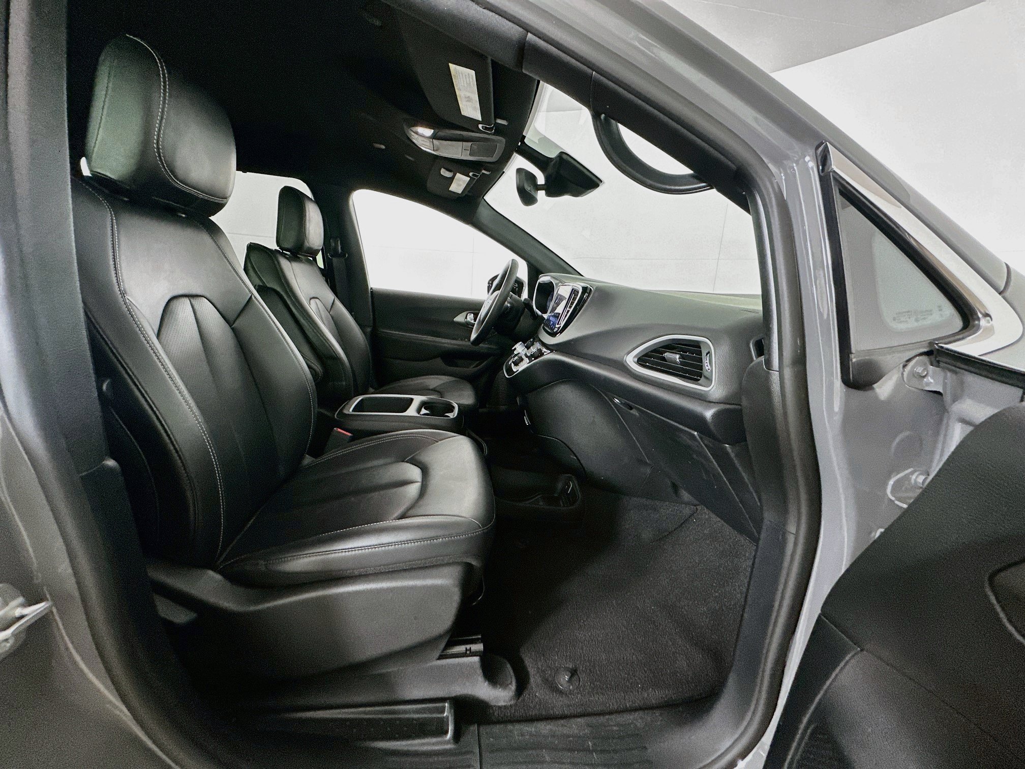 Used 2025 Chrysler Pacifica Select FWD image 32
