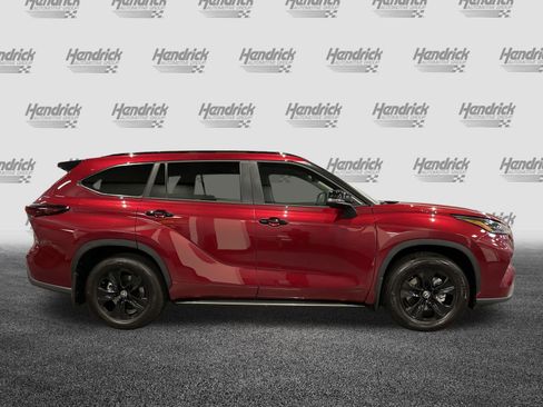 Used 2025 Toyota Highlander XLE image 11