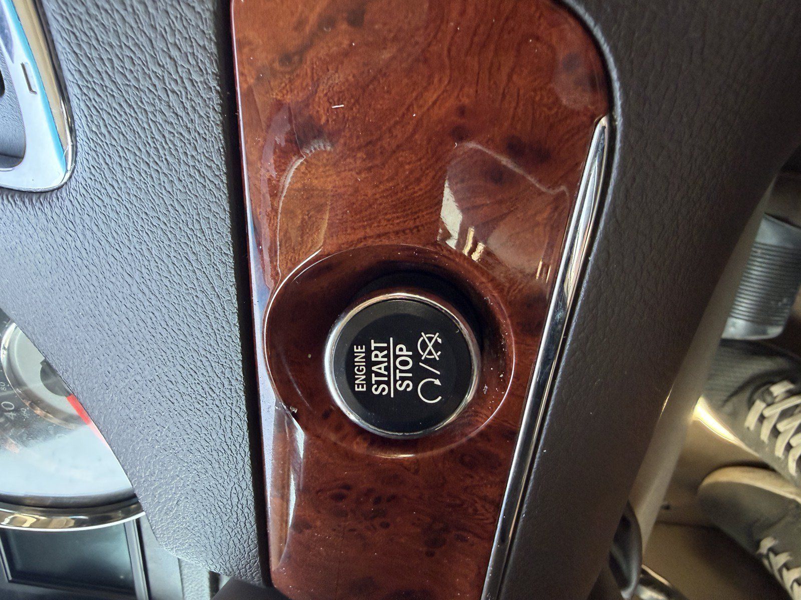 Used 2013 Chrysler Town & Country Limited FWD image 17