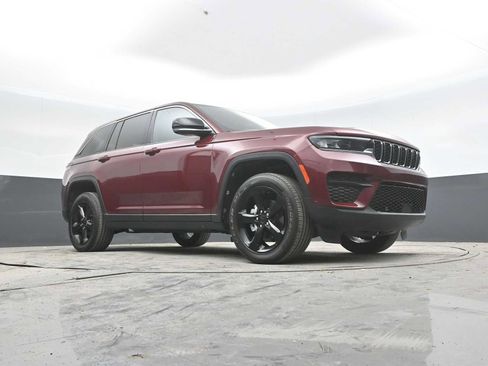 Used 2022 Jeep Grand Cherokee Altitude AWD/4WD image 46