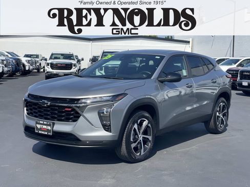 Used 2025 Chevrolet Trax RS w/ Driver Confidence Package FWD image 1