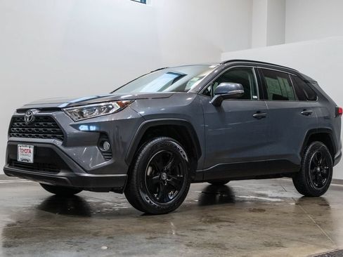 Used 2021 Toyota RAV4 XLE FWD image 3