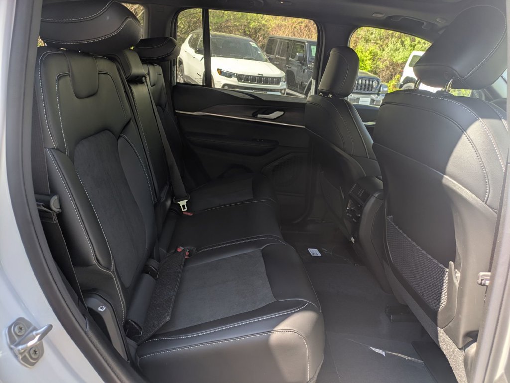 New 2026 Jeep Grand Cherokee Altitude AWD/4WD image 30