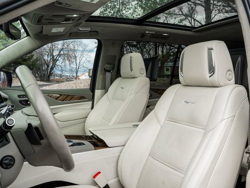 Used 2022 Cadillac Escalade ESV Premium Luxury Platinum w/ Heavy-Duty Trailer Package image 16