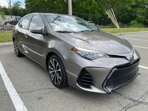 Used 2019 Toyota Corolla SE FWD image 3