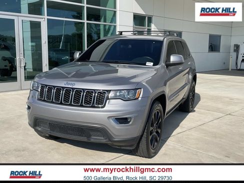 Used 2018 Jeep Grand Cherokee Laredo AWD/4WD image 1