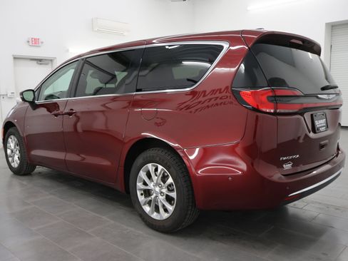 Used 2023 Chrysler Pacifica Touring-L AWD/4WD image 5