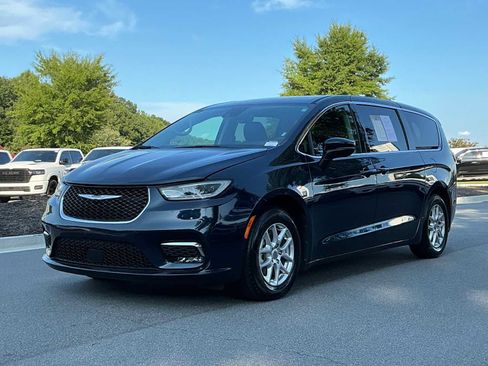 Used 2023 Chrysler Pacifica Touring-L FWD image 9