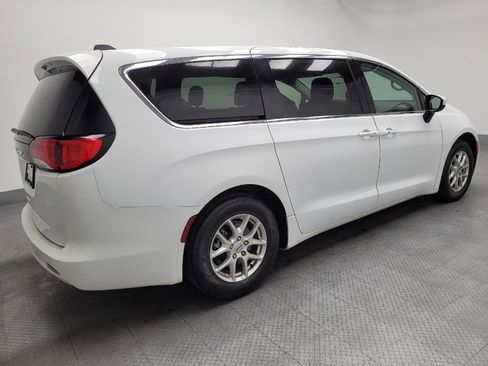 Used 2022 Chrysler Voyager LX image 10