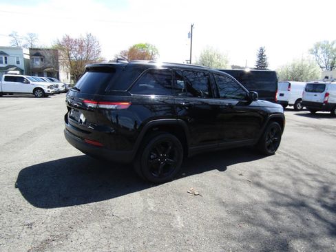 Used 2024 Jeep Grand Cherokee Limited w/ Black Appearance Package image 39