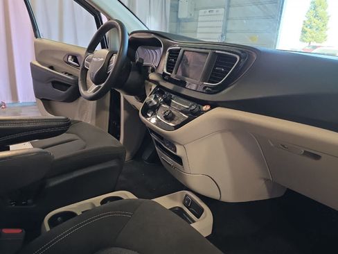 Used 2023 Chrysler Voyager LX FWD image 18