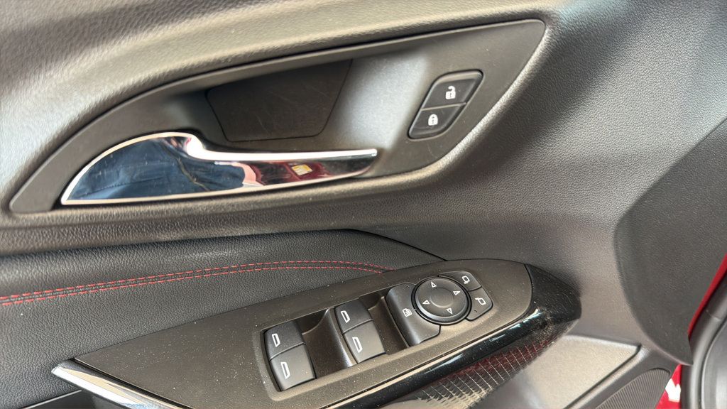 Used 2025 Chevrolet Trax RS w/ Sunroof Package FWD image 18