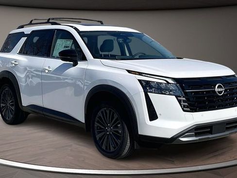 New 2026 Nissan Pathfinder SL image 2