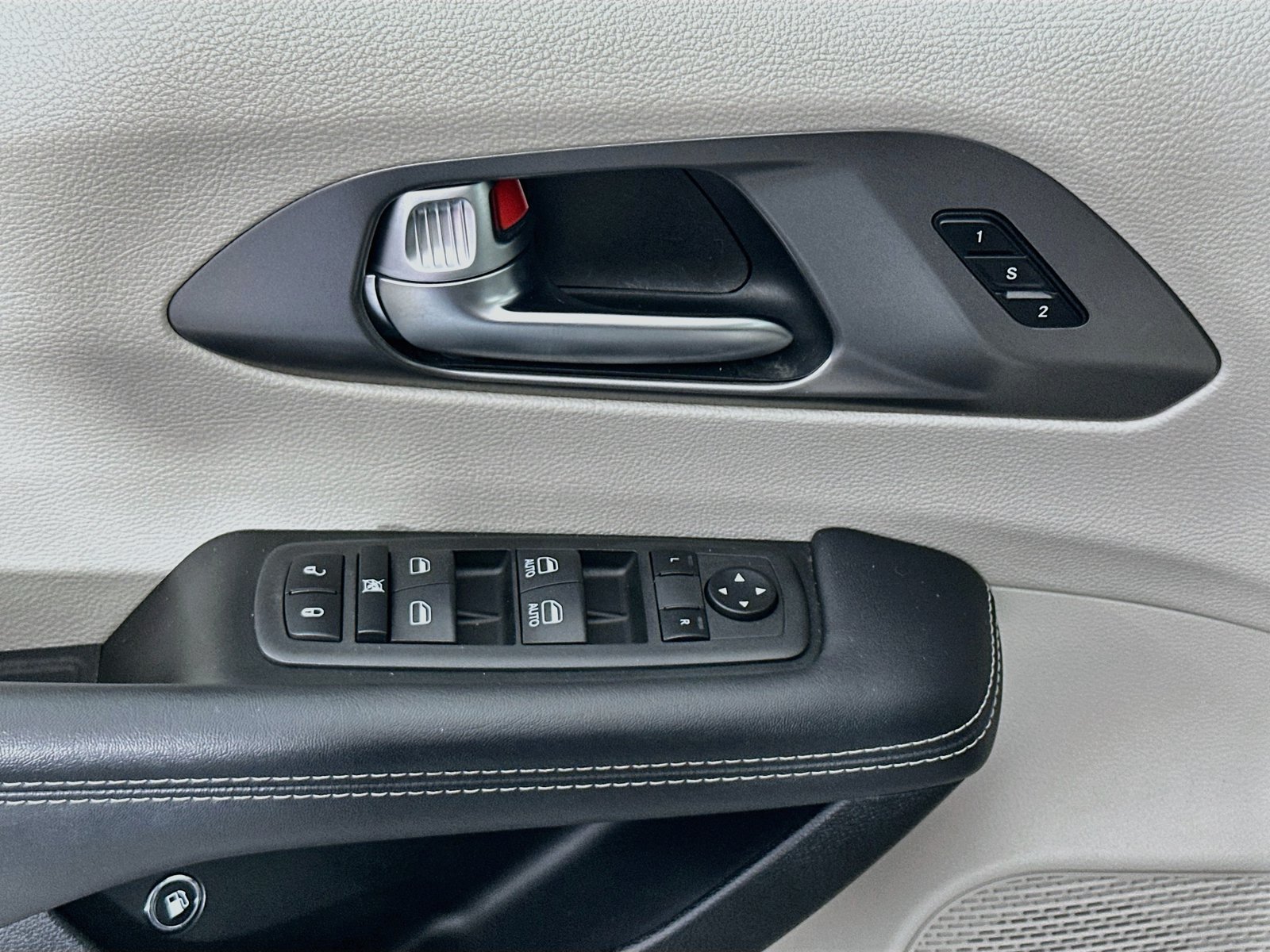 Used 2023 Chrysler Pacifica Touring-L FWD image 18