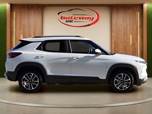 Used 2024 Chevrolet TrailBlazer LT w/ LT Cold Weather Package FWD image 4
