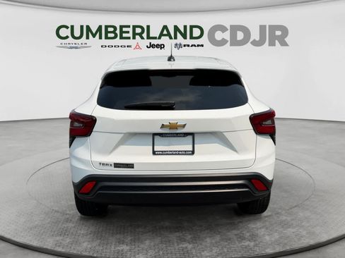 Used 2024 Chevrolet Trax LS w/ LS Convenience Package FWD image 5