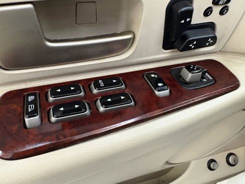 Used 2003 Lincoln Town Car Signature image 25