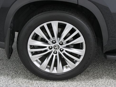 Used 2024 Toyota Highlander Platinum FWD image 6