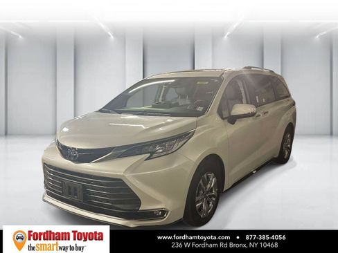 Used 2024 Toyota Sienna Limited AWD/4WD image 4