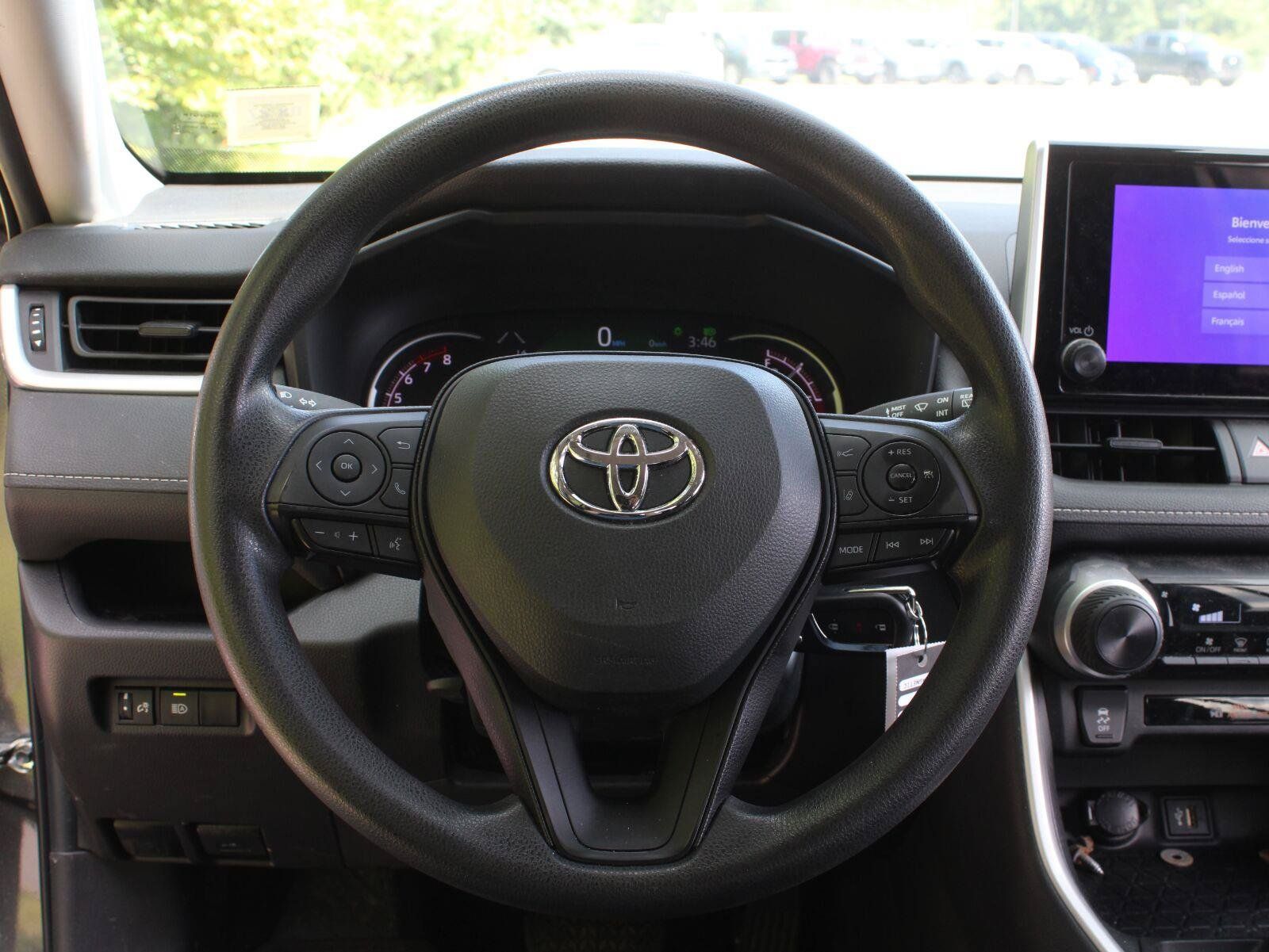 Used 2023 Toyota RAV4 LE AWD/4WD image 10