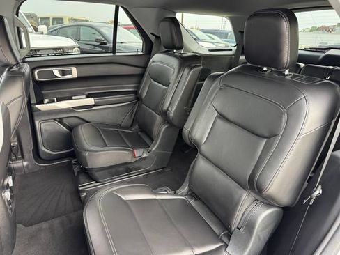 Used 2022 Ford Explorer XLT w/ Equipment Group 202A AWD/4WD image 16