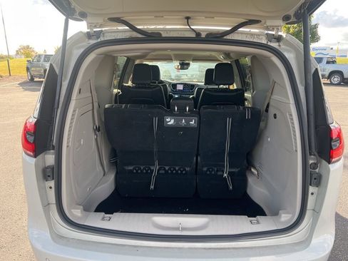 Used 2021 Chrysler Pacifica Touring-L image 7