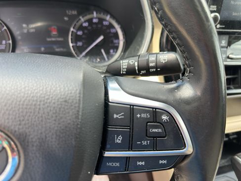 Used 2020 Toyota Highlander XLE FWD image 26