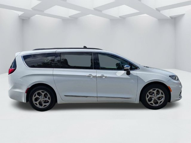 Used 2023 Chrysler Pacifica Limited FWD image 3