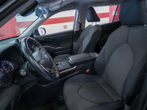 Used 2022 Toyota Highlander LE FWD image 4